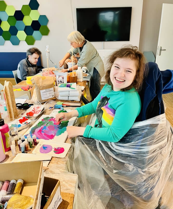 Baakenhafen inklusives Kunstprojekt - junges Mädchen beim malen