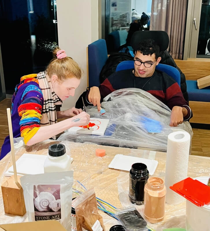 Baakenhafen inklusives Kunstprojekt - junger Mann mit Assistenz beim malen