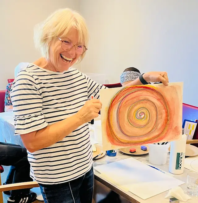 Kunst-Visite, Gestalterin hält Bild hoch