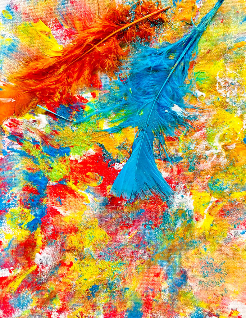 Ein buntes, abstraktes Bild mit blauen und roten Federn - Lieblingsfarben Kinder aus dem Erlenbusch